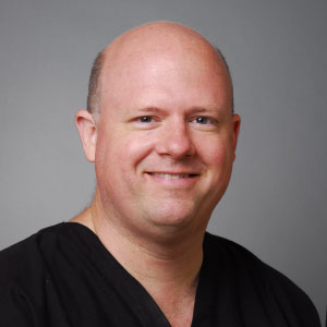 Chris W. Robb , врач дерматолог